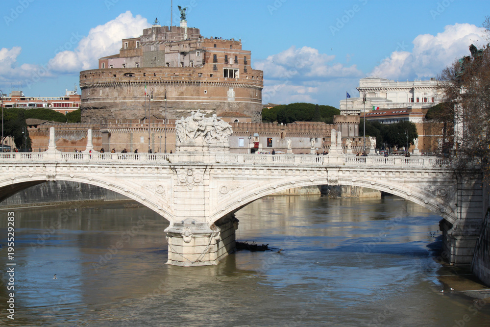 ponte sul fiume Tevere in centro città di Roma