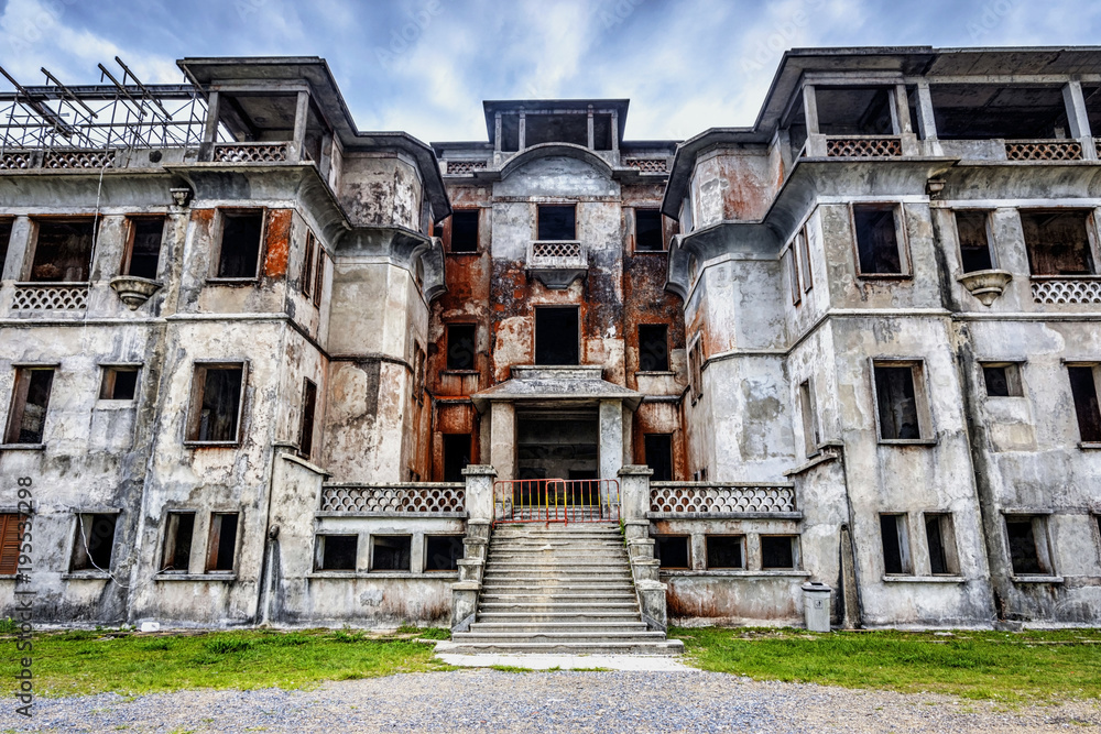 Obraz premium Abandoned hotel, Bokor, Cambodia