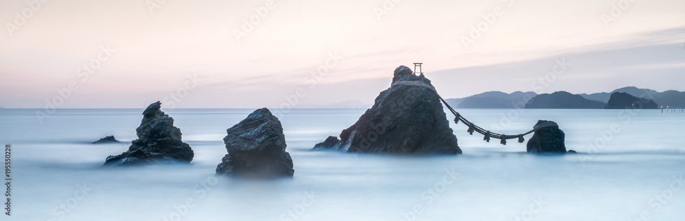 Fototapeta premium Meoto Iwa Wedded Rocks w Futaminoura, Ise Präfektur, Japonia