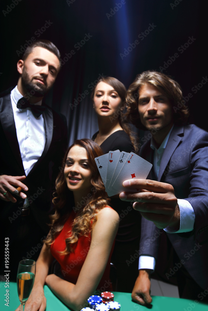 Obraz premium Upper class friends gambling in a casino.