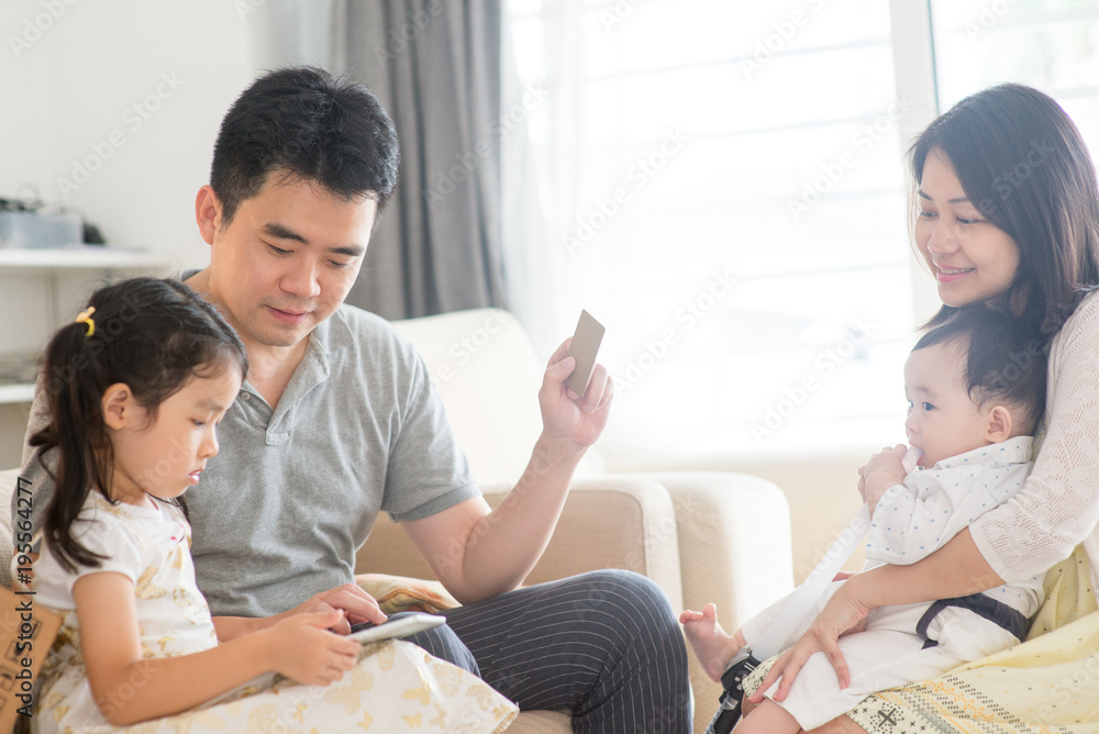 Obraz premium Asian family doing online shopping