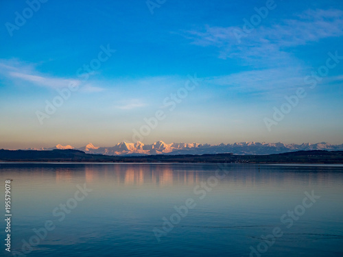 Lac de Neuchâtel, avec vue sur les trois bernoises photo