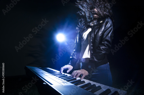 Fotografie, Obraz Girl playing keyboard on stage