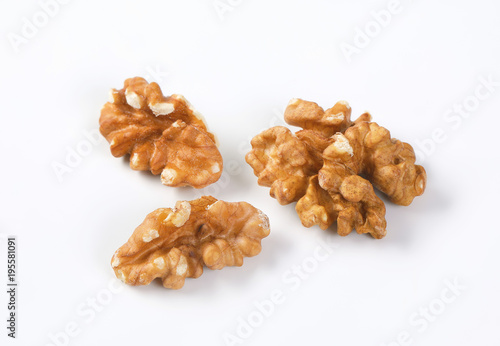 fresh walnut kernels
