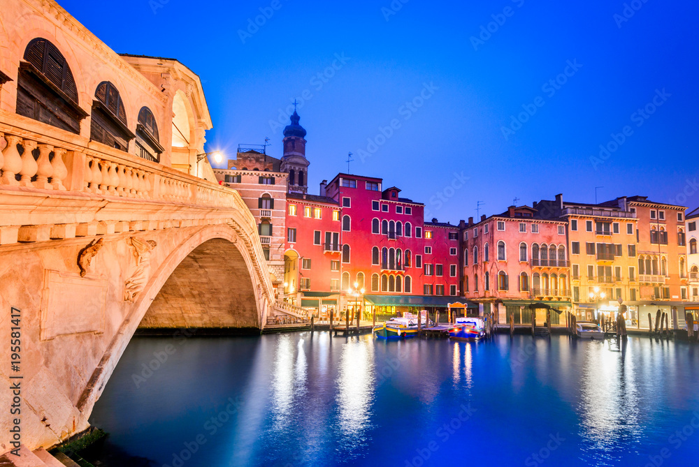 Ponte di Rialto twilight, Venice, Italy