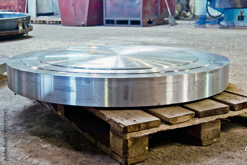 Flanges, pipe connections, plugs
