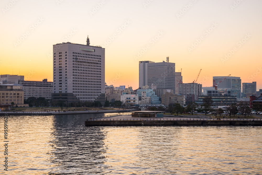 Fototapeta premium 横浜みなとみらい冬の夕焼けと都市風景４