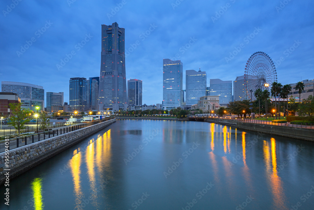 Naklejka premium Cityscape of Yokohama city at night, Japan