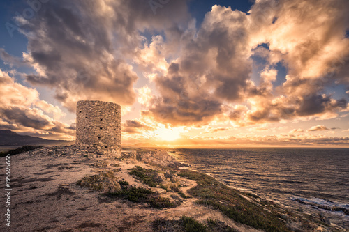 Fotografia Dramatic sunset at Punta Spanu on the coast of Corsica