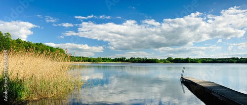 Stiller, abgelegener See, Badestelle mit Holzsteg, Mecklenburg, Deutschland
