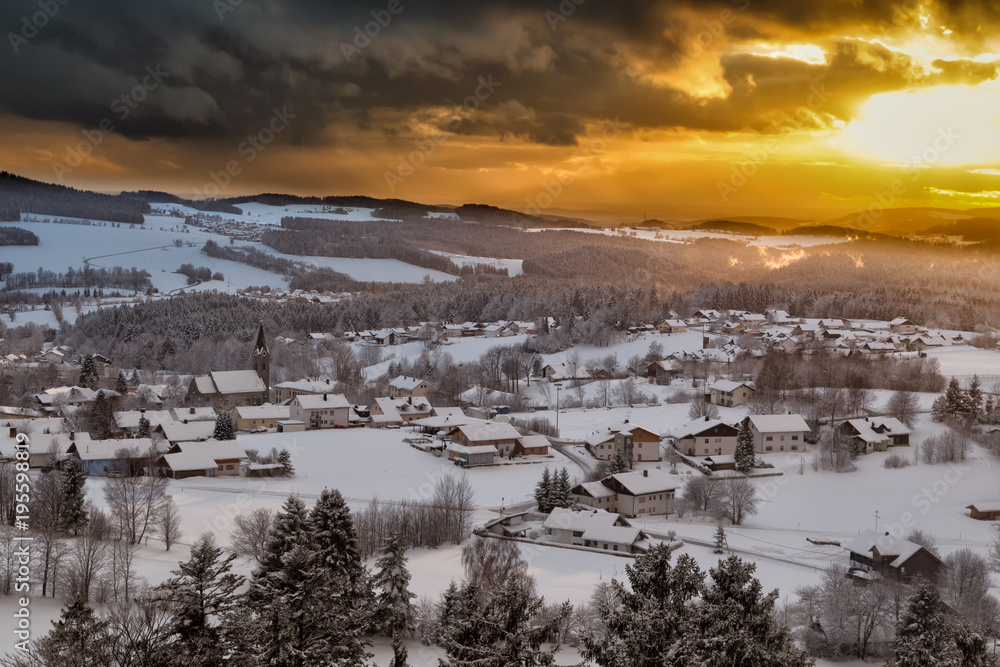 Sonnenuntergang über der verschneiten Winterlandschaft bei Neuschönau, Bayern, Deutschland. Sonnenuntergang über der verschneiten Winterlandschaft bei Neuschönau, Bayern, Deutschland.