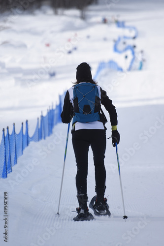 ciaspole racchette da neve camminare sulla neve  photo