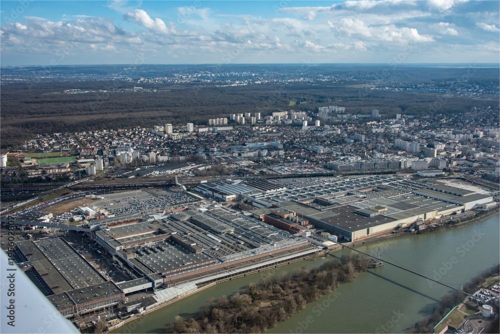 vue aérienne de l'usine d'automobiles Peugeot à Poissy à l'ouest de Paris