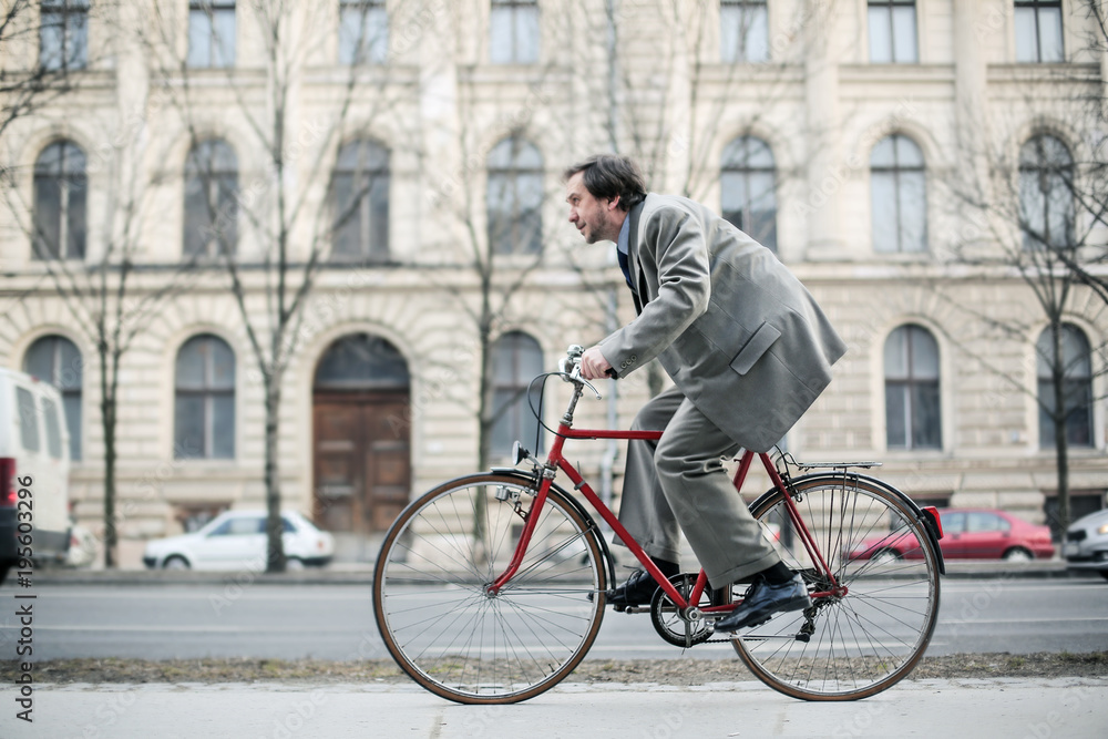 Obraz premium Man riding a bike in the city