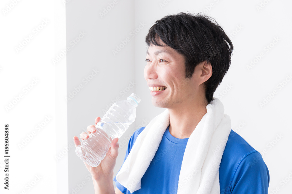 若い男性　スポーツ　運動