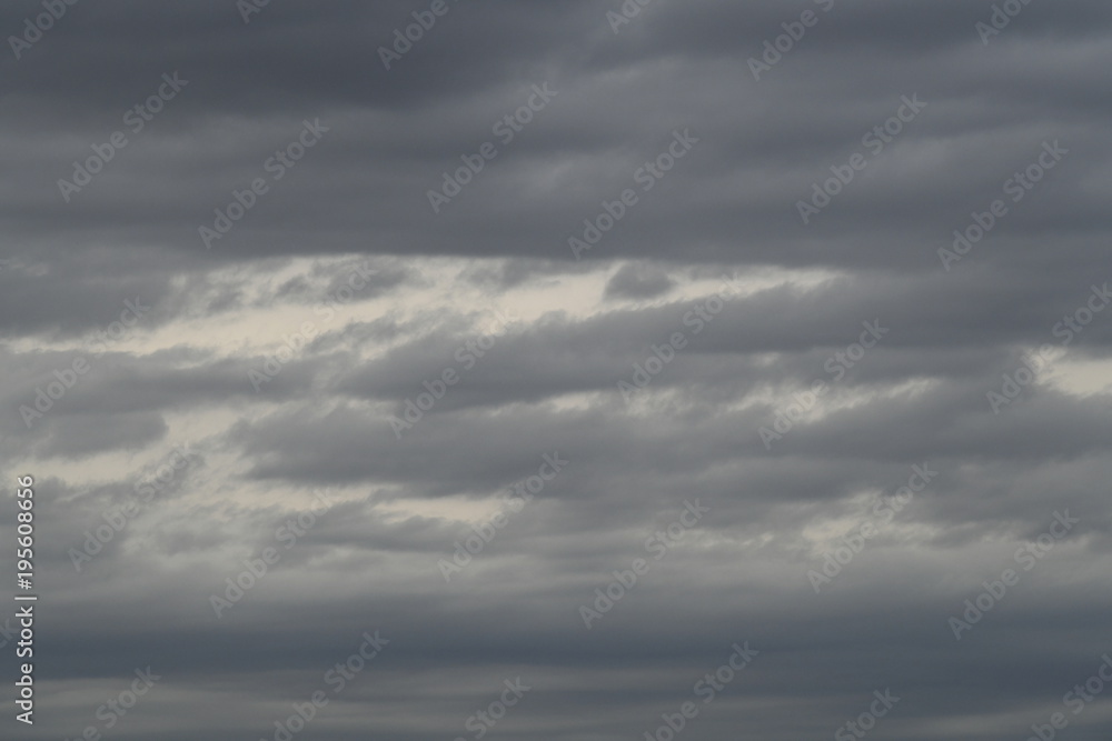曇天の空「空想・雲のモンスターたち」悪天候の、曇天の、闇に引き込む、曇り空、気分のすぐれない、不快感などのイメージ