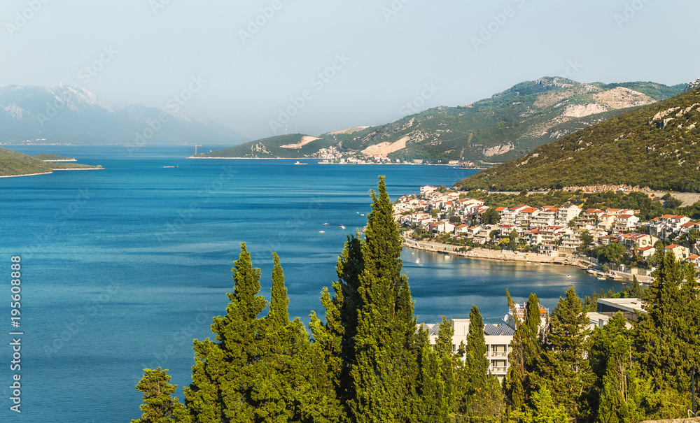 Krajobraz zatoki z miastem Neum w Bośni i Hercegowinie. Wybrzeże morza Adriatyckiego.