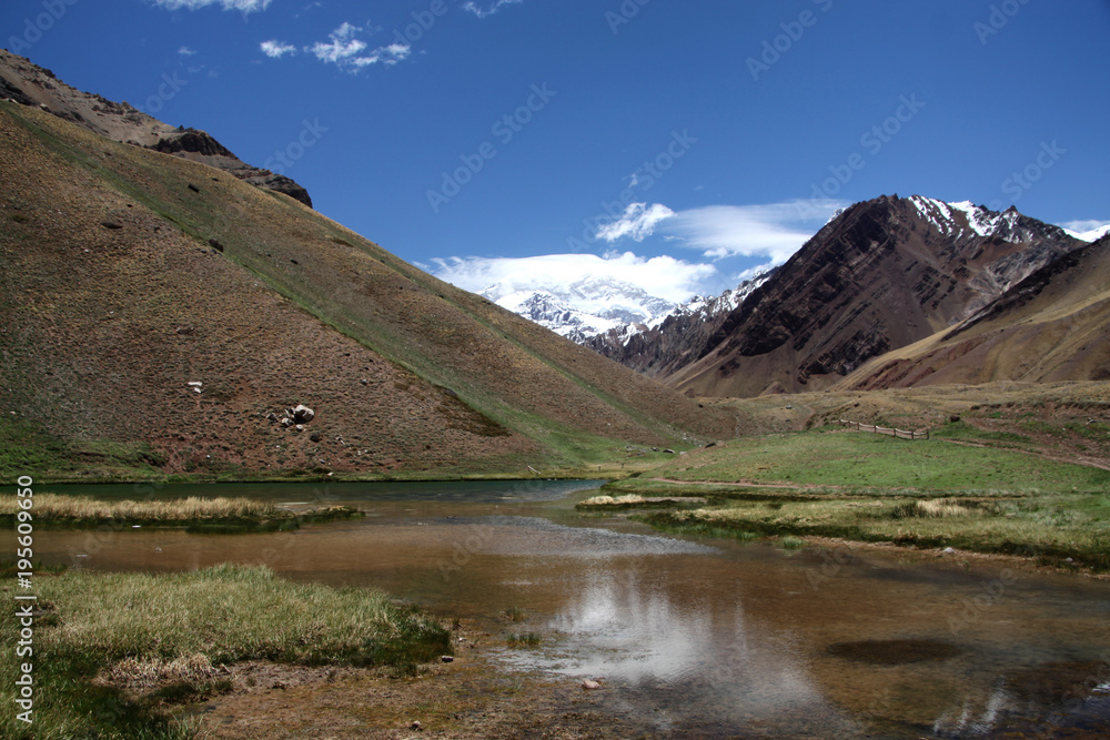 dolina z jeziorem i pasmo górskie andów z najwyższym szczytem Aconcagua w tle