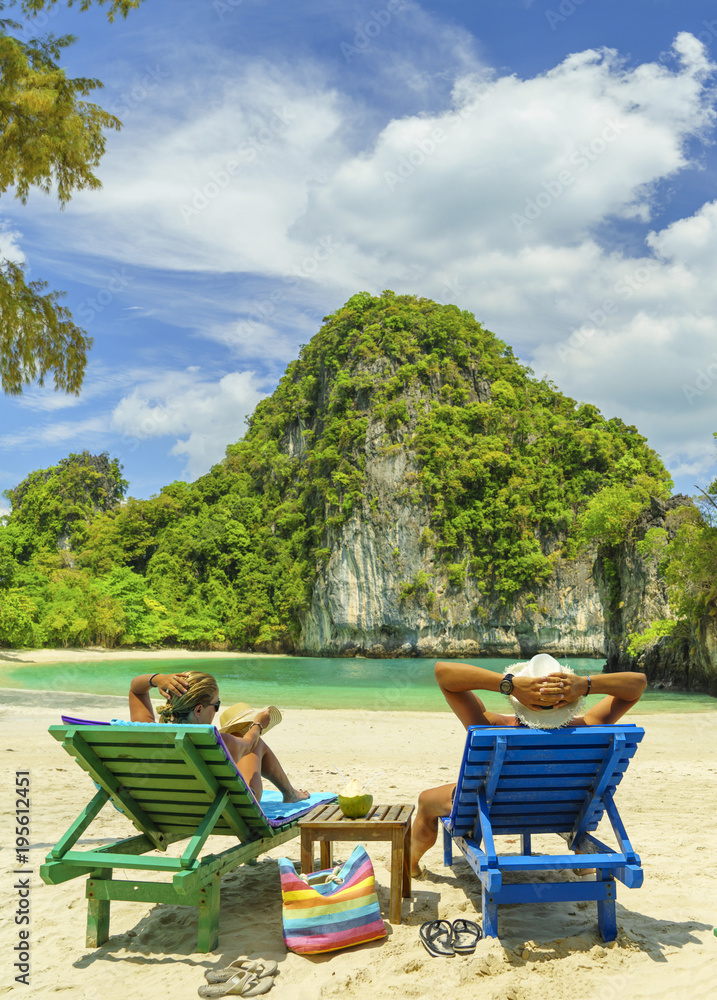 Obraz premium Couple on the beach at tropical resort Travel Koh Hong island