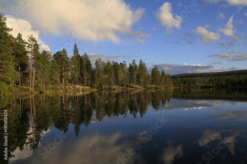 malerische Idylle an einem See, Fulufjället Nationalpark Schweden