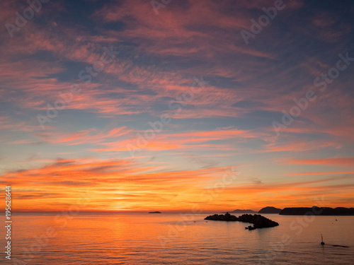 Sonnenuntergang über dem Meer vor Dubrovnik, Kroatien