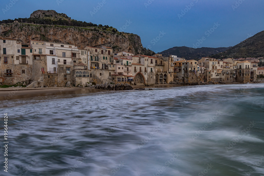 Il pittoresco borgo marinaro di Cefalù, Sicilia	