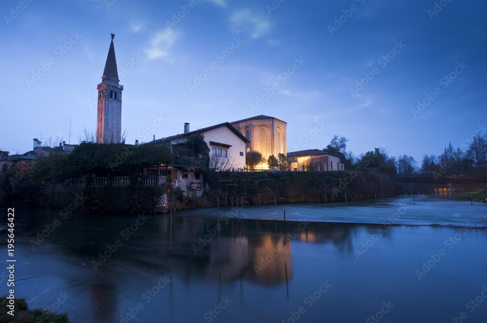 Ταπετσαρία The San Nicolò Cathedral in Sacile is reflected on the Livenza river, Pordenone district