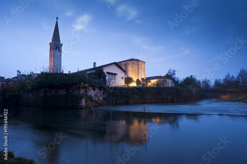 Foto The San Nicolò Cathedral in Sacile is reflected on the Livenza river, Pordenone district