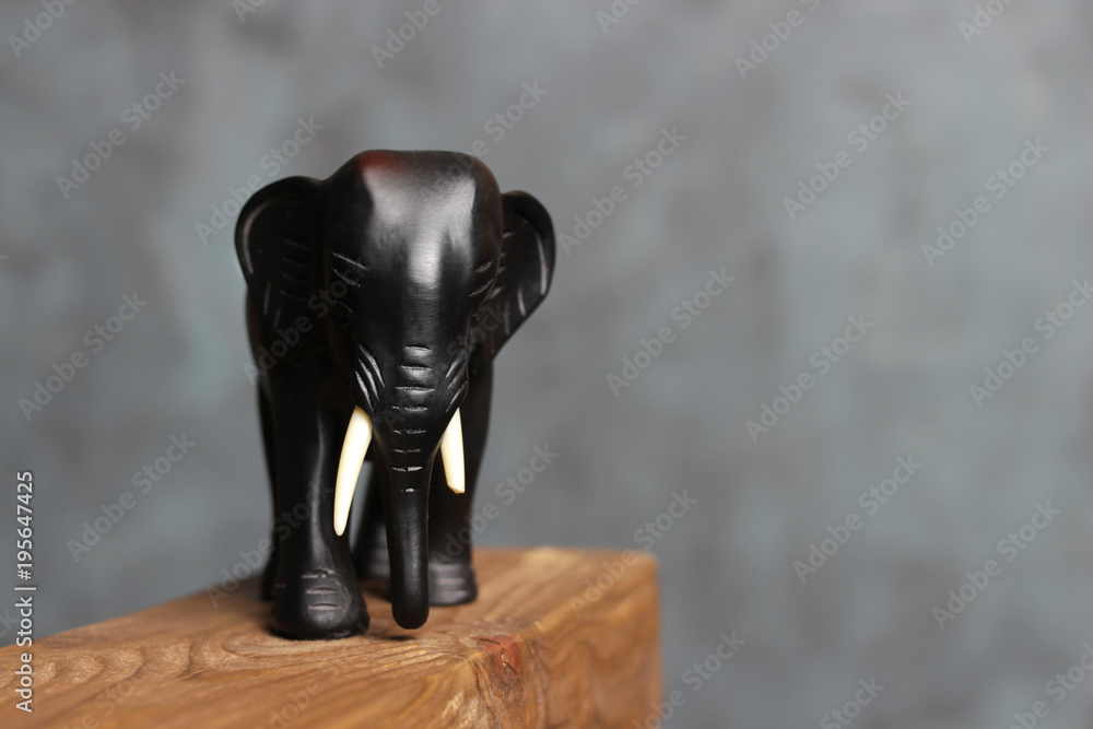 Fototapeta Figurka słonia. Brązowa figurka słonia. symbol słonia. Słoń indyjski