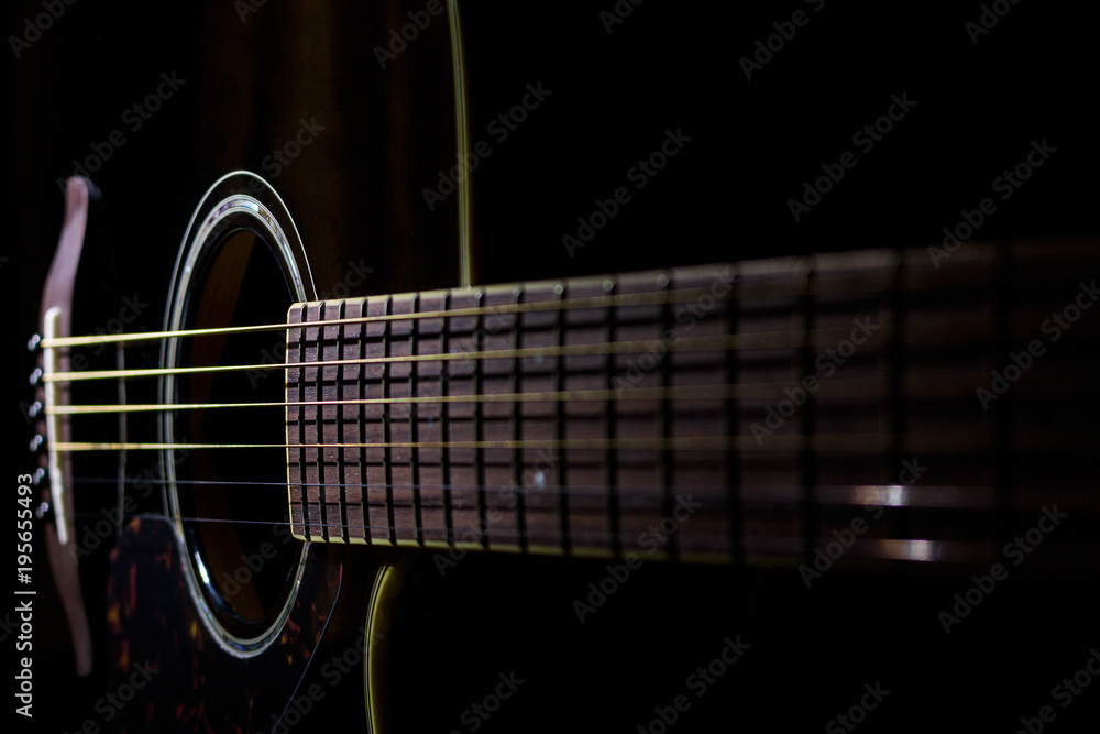 Fototapeta premium Chitarra acustica su fondo nero