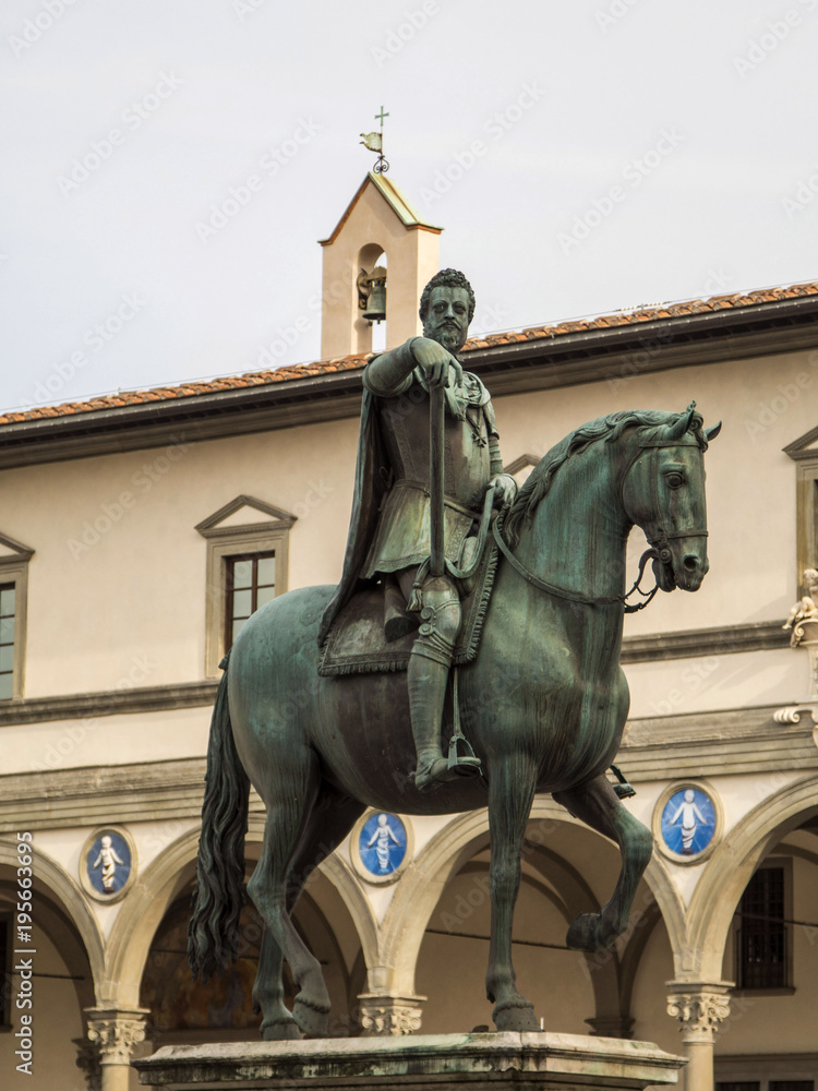 Fototapeta premium Italia, Toscana, Firenze,piazza SS Annunziata,statua del granduca Ferdinando I