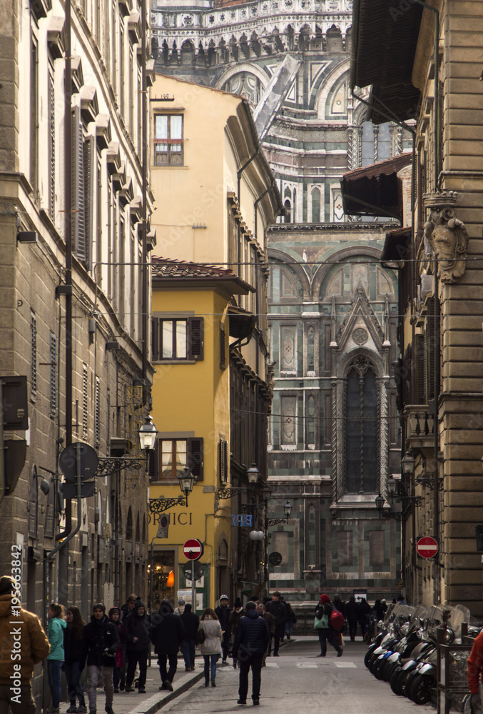 Italia, Toscana, Firenze,una via del centro e sullo sfondo la mole del Duomo.