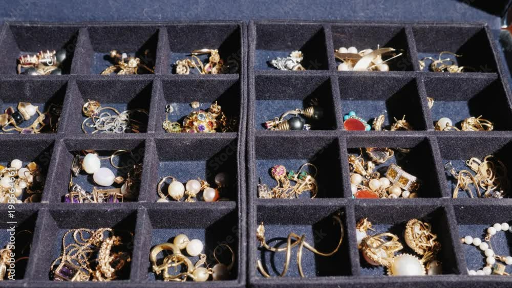 Open the jewelry box. In the cells lie gold jewelry Open the jewelry box. In the cells lie gold jewelry