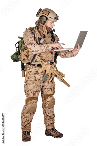 Foto soldier with laptop on white background