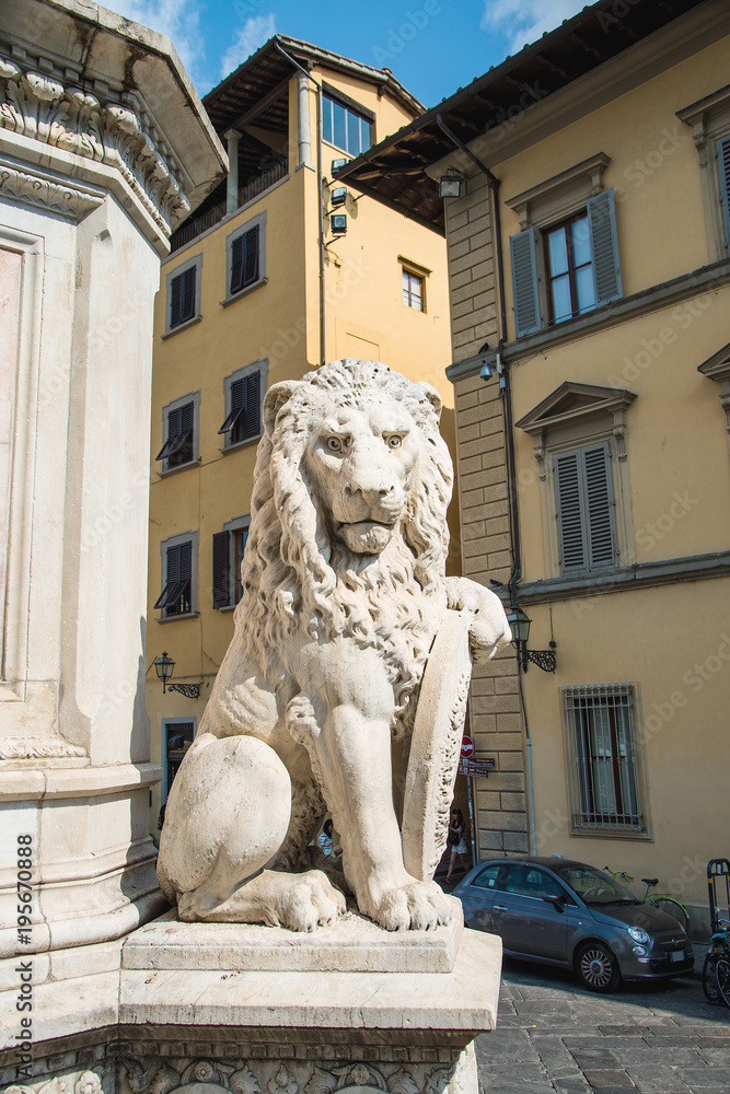 Obraz premium Sculpture of a lion near the Basilica of Santa Croce (Basilica of the Holy Cross) in the square with the same name in Florence, Tuscany, Italy. Florence is a popular tourist destination in Europe.