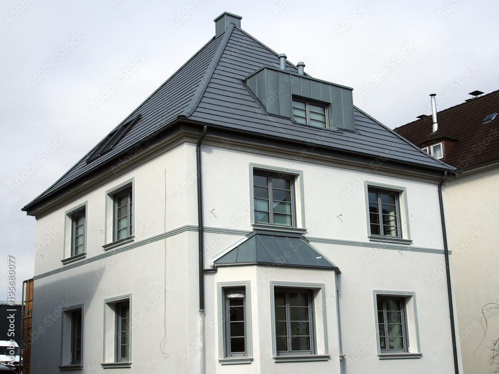 Sanierter Altbau: Mehrfamilienhaus, Deutschland, NRW