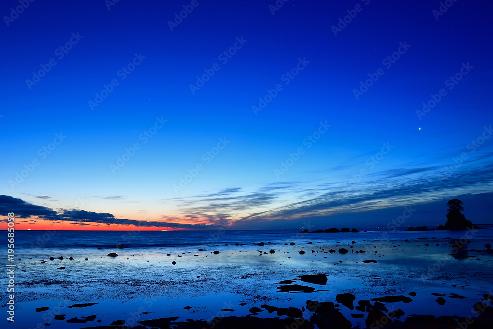 Fototapeta premium 夜明け前の雨晴海岸