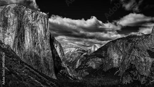 Canvastavla Tunnel View at Yosemite State Park