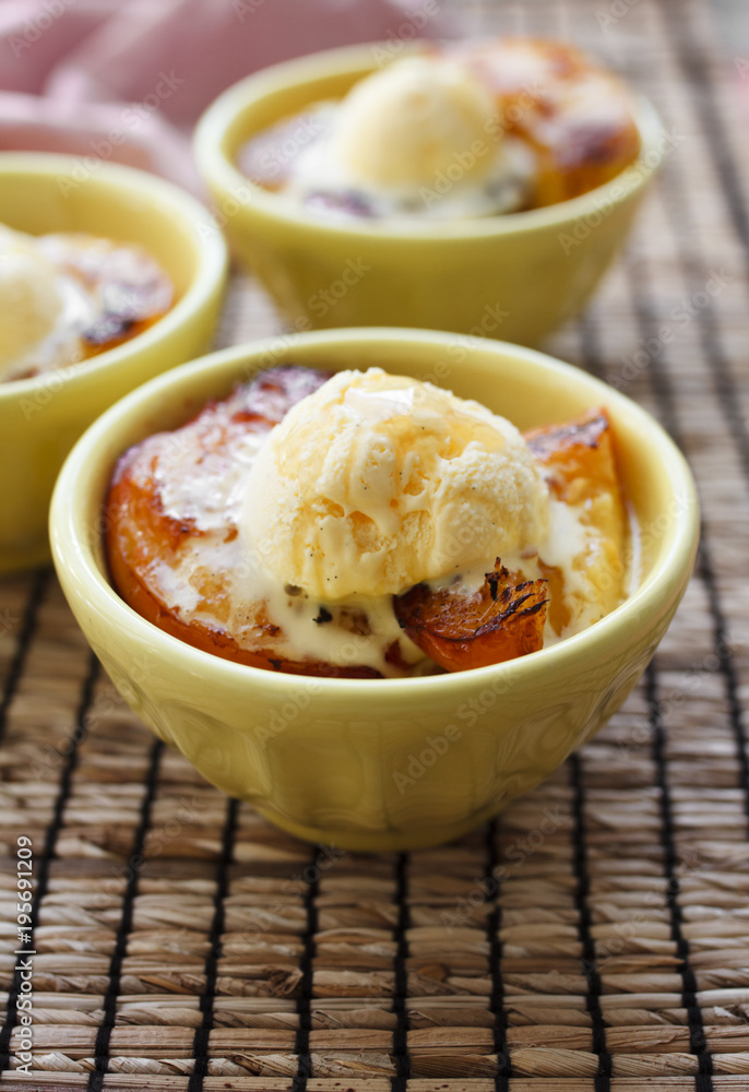 Roasted peaches with ice cream Roasted peaches with ice cream