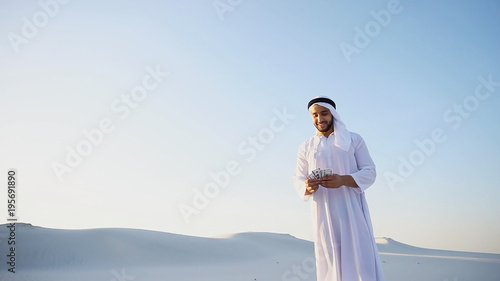 Cuadro en lienzo Stately young male Arab man in good mood conducts financial training of money, s