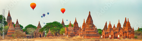 Tableau sur toile Balloons over Temples in Bagan. Myanmar. Panorama