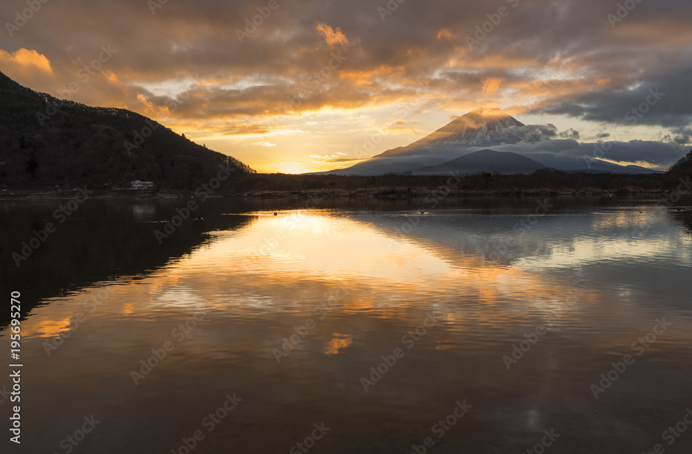 湖面の朝富士