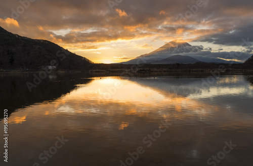 Wallpaper Mural 湖面の朝富士 Torontodigital.ca