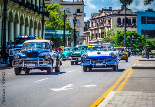 HDR - Kuba amerikanische Chevrolet und Ford Fairlane Oldtimer fahren auf der Hauptstrasse von Havanna City in Kuba - Serie Kuba Reportage photo