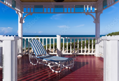 HDR - Wellness Pavillon und Sonnenliege mit Blick auf den Strand in Kuba- Serie Kuba Reportage
