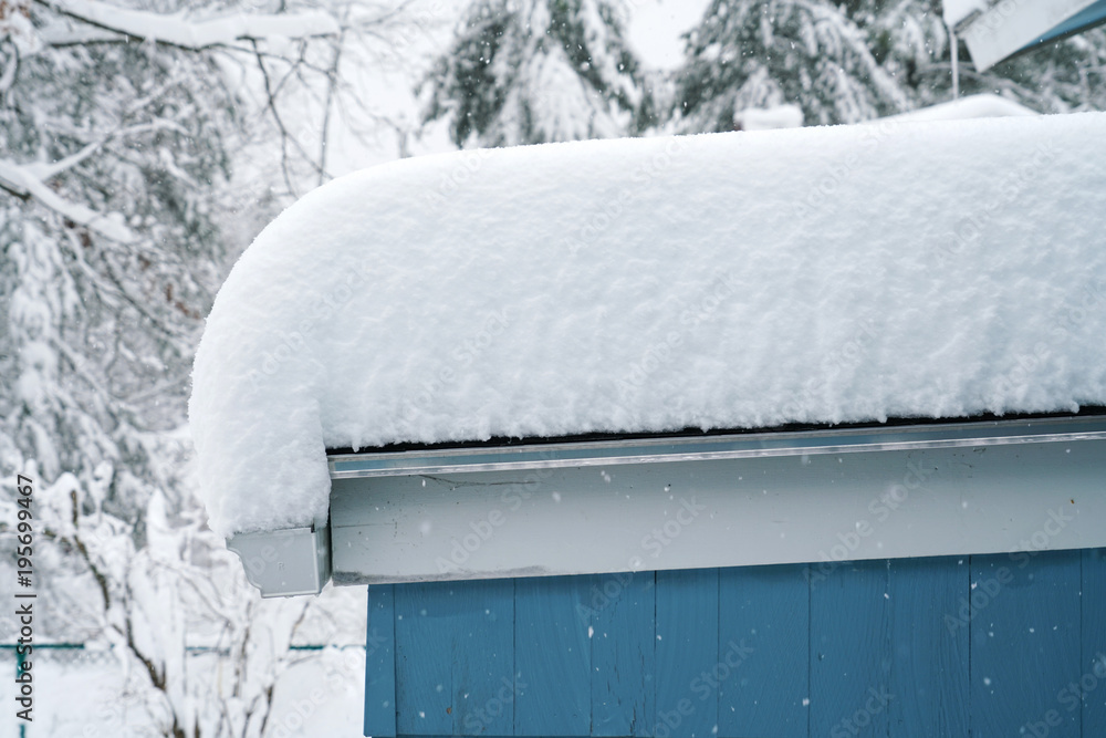 Fototapeta premium thick snow accumulated on top of the roof