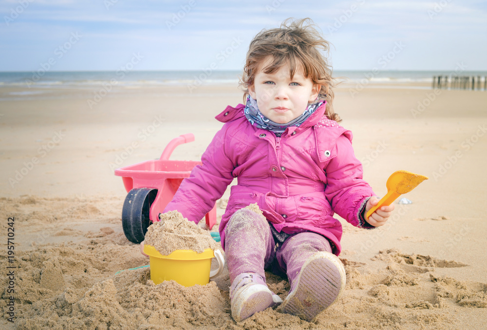 enfant sur la plage hors saison enfant sur la plage hors saison