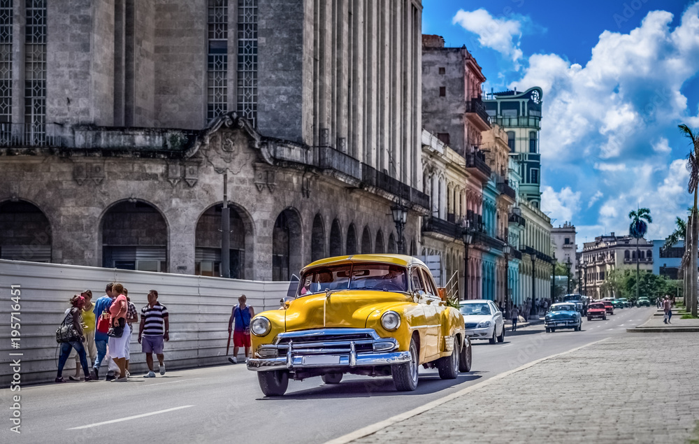 HDR - Gelber amerikanischer Oldtimer fährt auf der Hauptstrasse durch Havanna Kuba - HDR - Serie Kuba Reportage