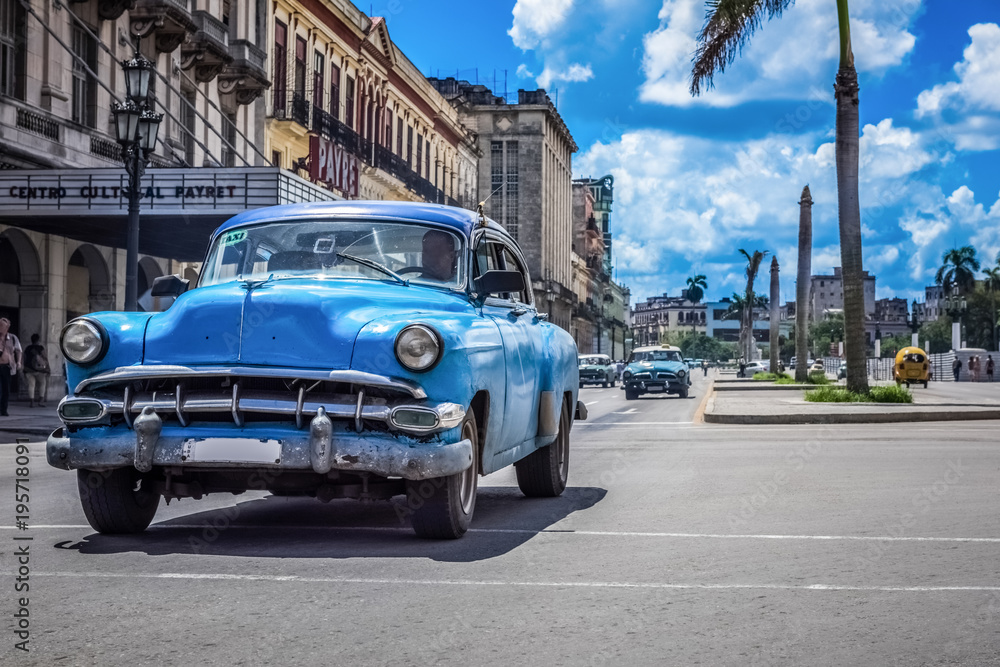 HDR - Blauer amerikanischer Oldtimer fährt am Capitolio durch Havanna Kuba - HDR - Serie Kuba Reportage