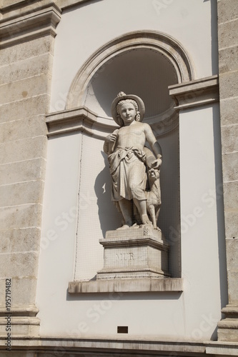 Статуя возле фонтана Альбрехта в Вене